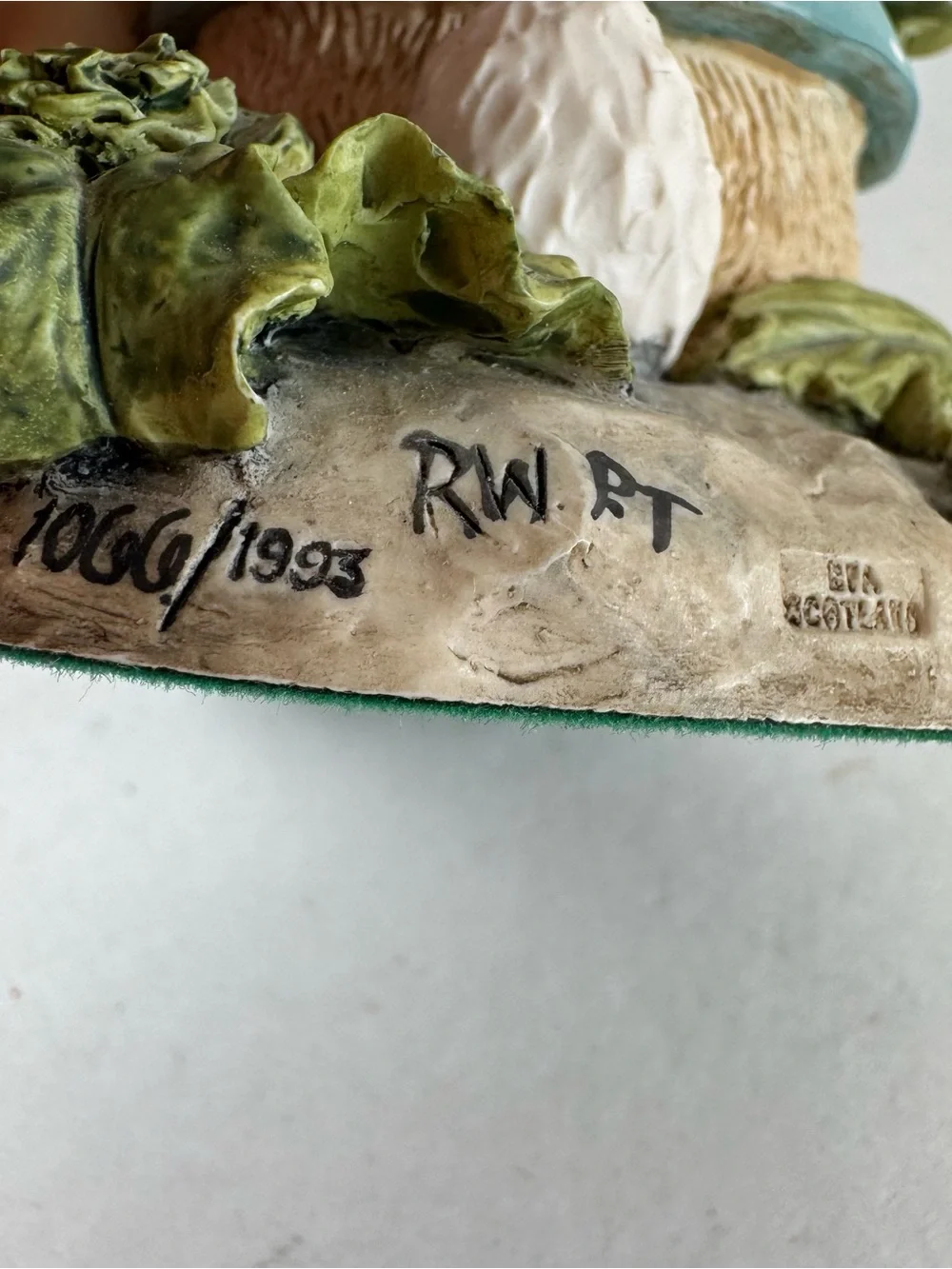 Border Fine Arts Peter Rabbit 1993 Figurine Eating Radish Bird 5.5
